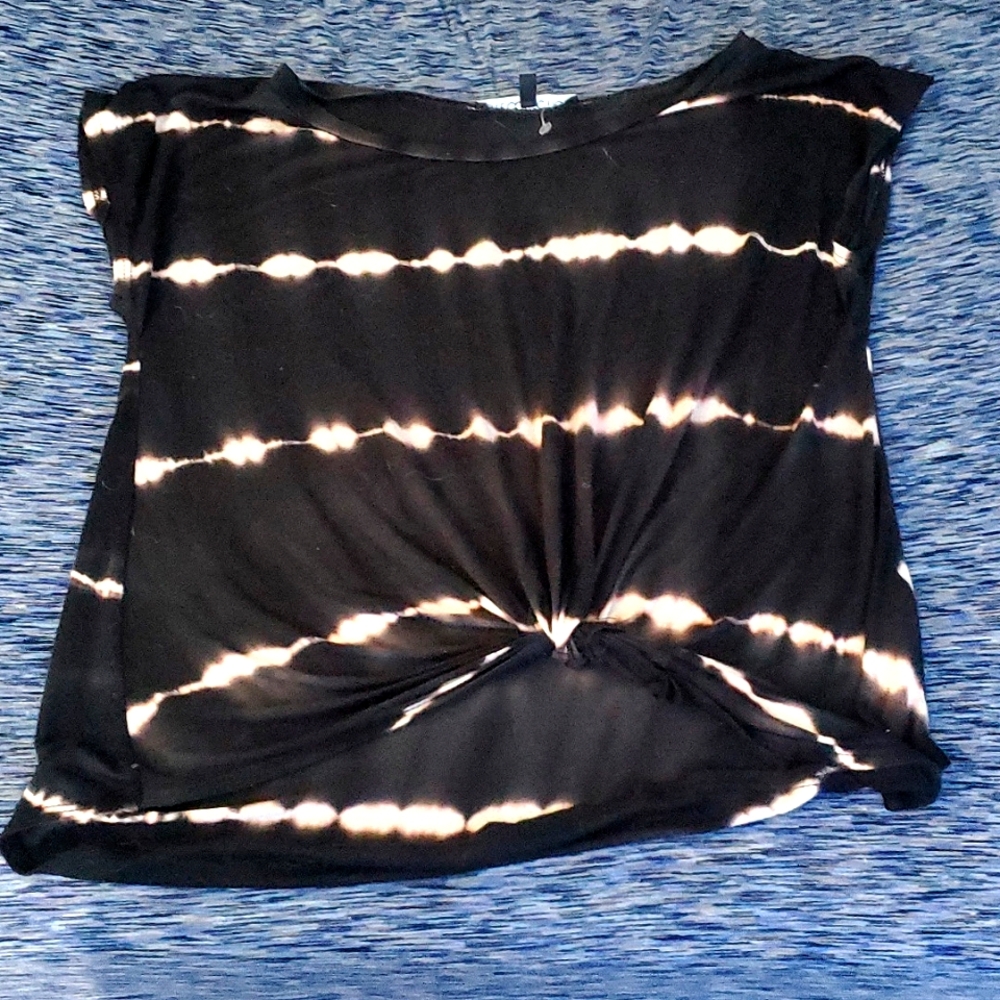 Short sleeve. Black with reverse dye pattern. Small from Elite Collection